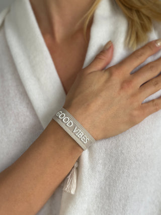 GOOD VIBES Statement Armband taupe