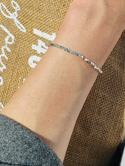 Feines versibertes Armband
