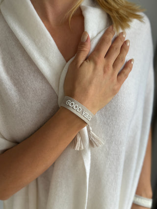 GOOD VIBES Statement Armband taupe