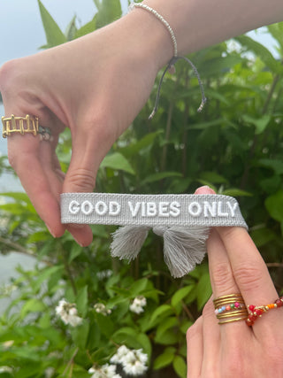 GOOD VIBES ONLY STATEMENT ARMBAND Grey