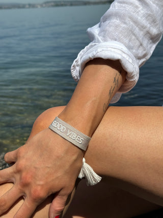 GOOD VIBES Statement Armband taupe